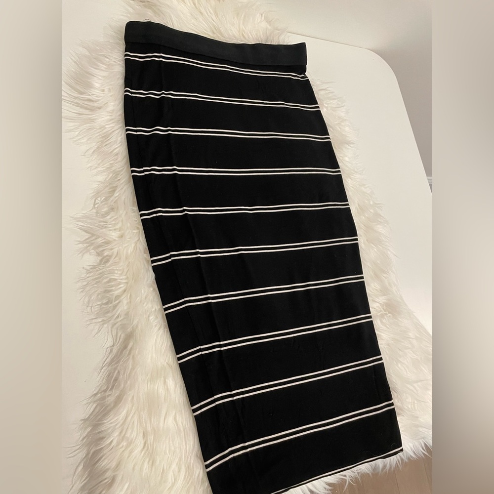 Stretchy form- fitting pencil skirt. - Picture 2 of 2